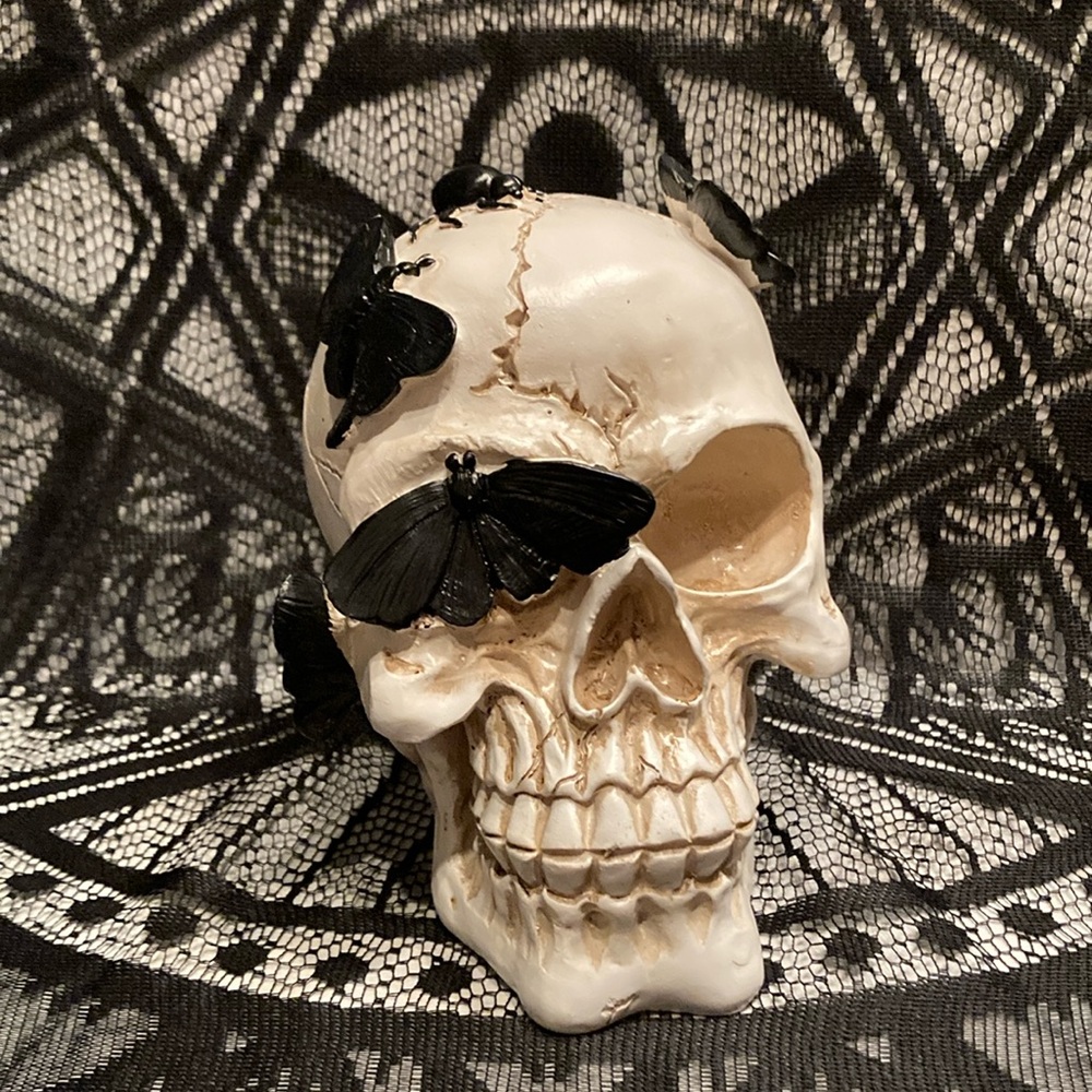 Distressed Faux Cracked Black Butterfly Resin Skull Tabletop Decor Piece